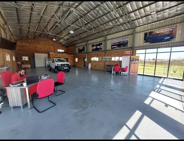 5,891M² SHOWROOM FOR SALE IN APEX